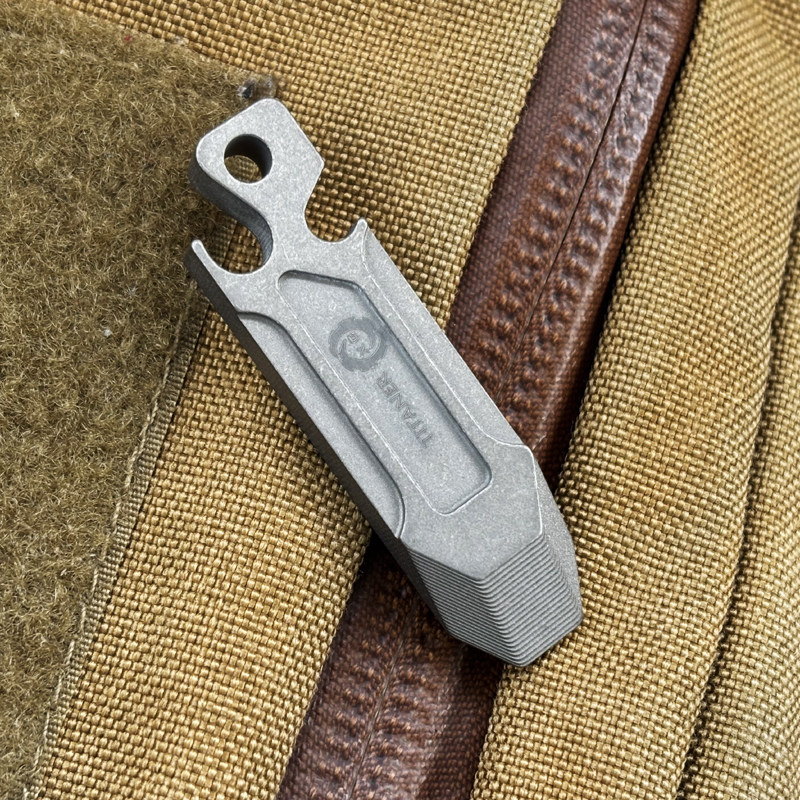 Keychain Multi Tool - 屋外用ポータブルEDC多機能チタン合金ミニバールキーホルダーペンダントボトルオープナーコンビネーションツール