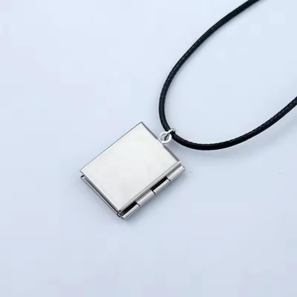  正方形のフォトフレームペンダントネックレスコスプレ小道具 - Men Accessories Photos のレビューと価格